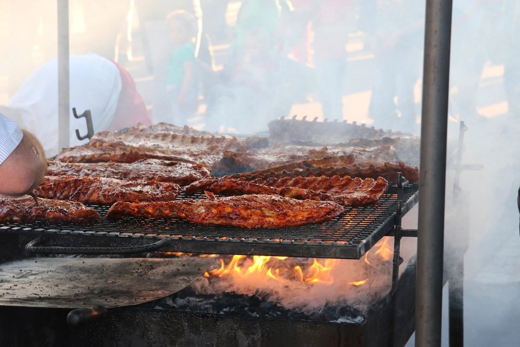 Parrilla con brasas y carne